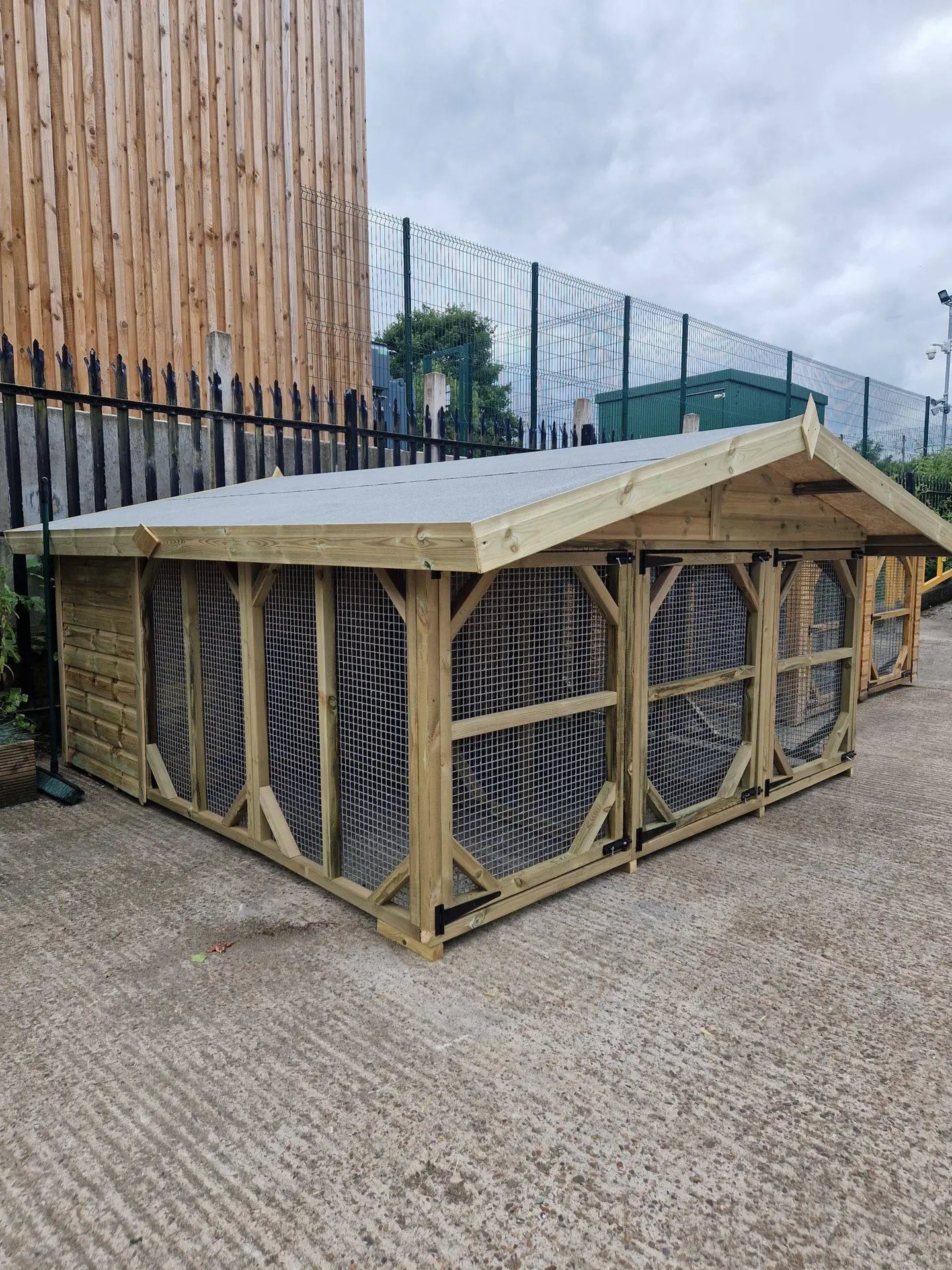 10 X 10 ft Triple Dog Kennel  / Animal Housing