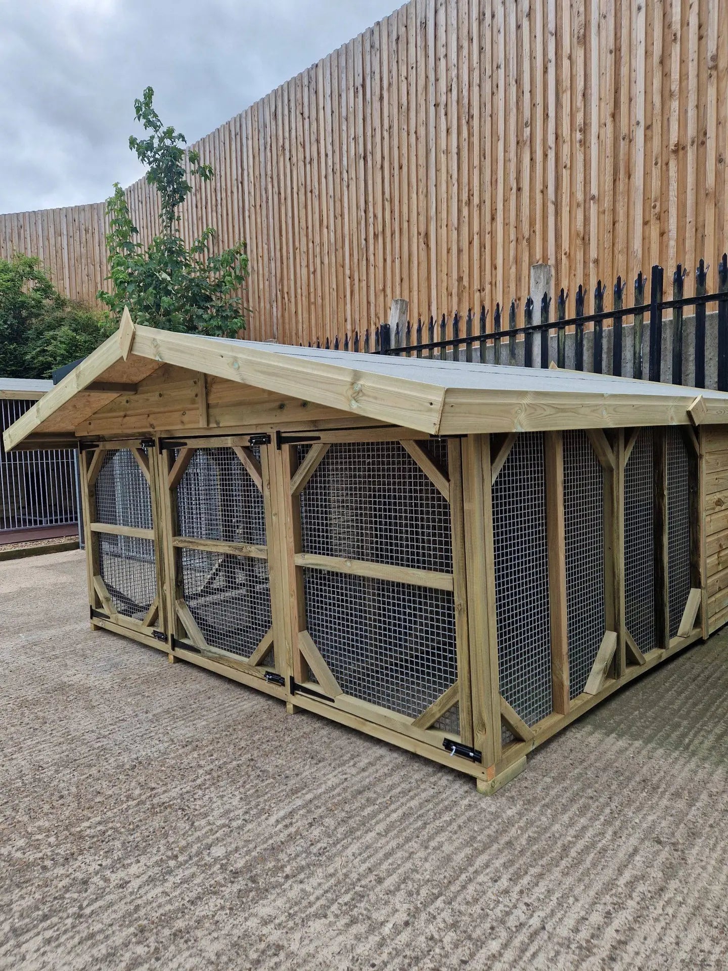 10 X 12 ft Triple Dog Kennel  / Animal Housing